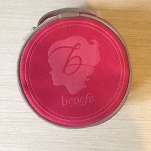 Benefit Makeup - Benefit round makeup Bag Benefit Makeup - Benefit round makeup Bag